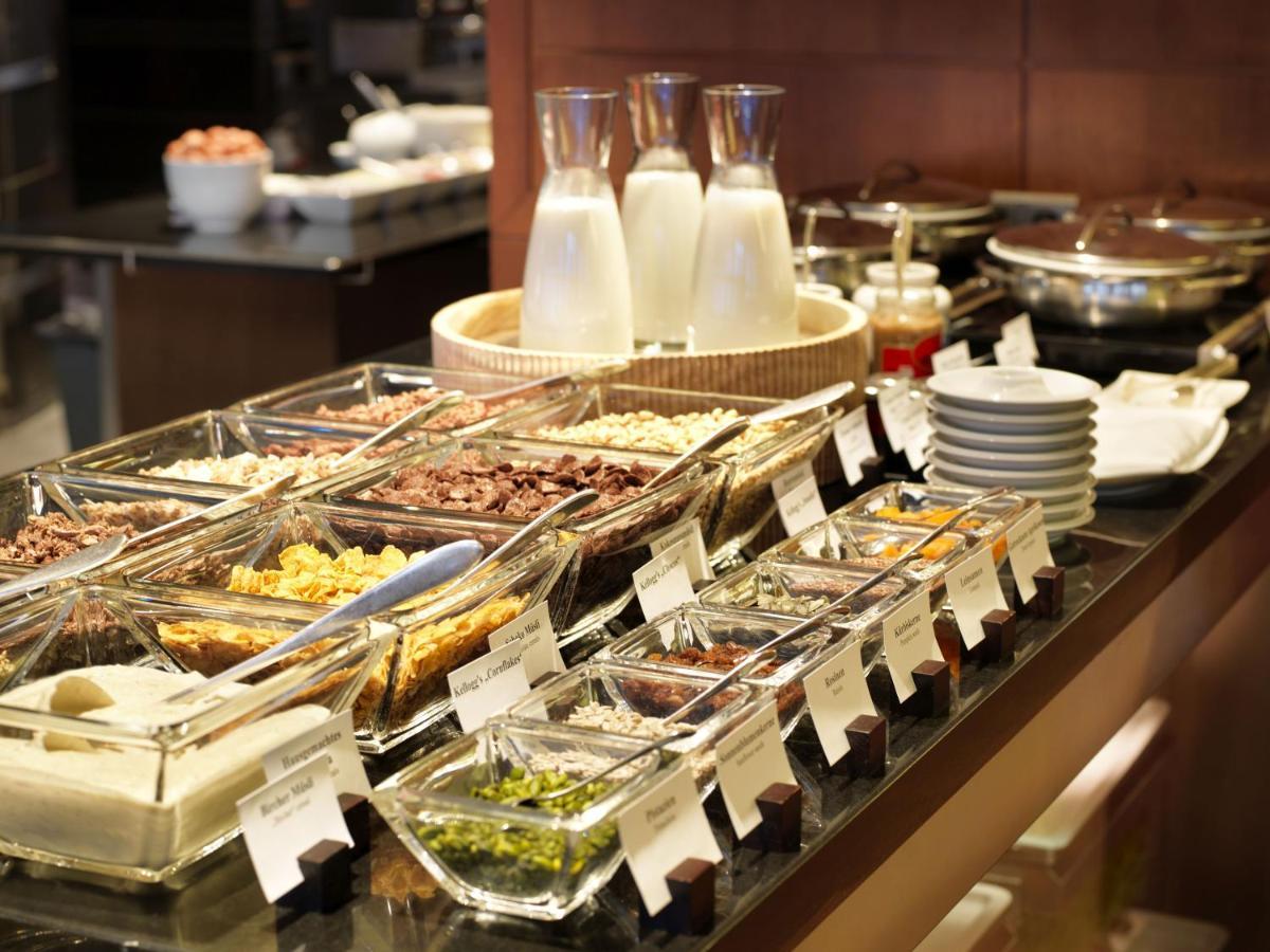 Готель Conrad Гамбург Екстер'єр фото A selection of cereals at a breakfast buffet